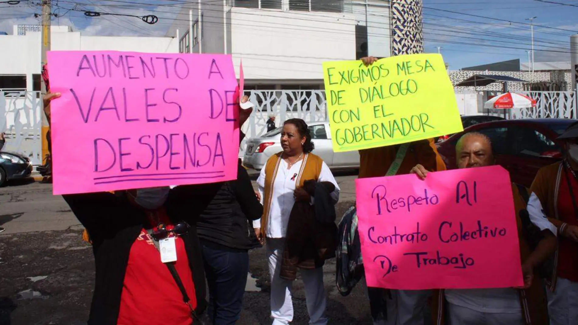 Trabajadores del ISSSTEP bloquearon ambos sentidos del Bulevar 2 de Octubre